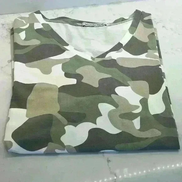 Michelle Mae Camo V-Neck T-Shirt Size 2XL - Picture 5 of 7